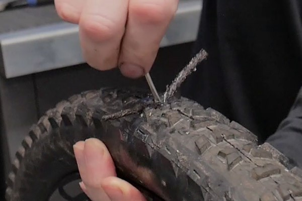 How to plug the hole in a tubeless tyre