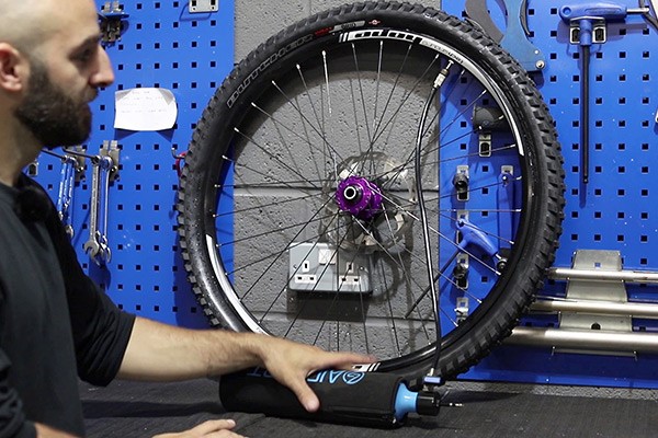 Inflating your bike tyre