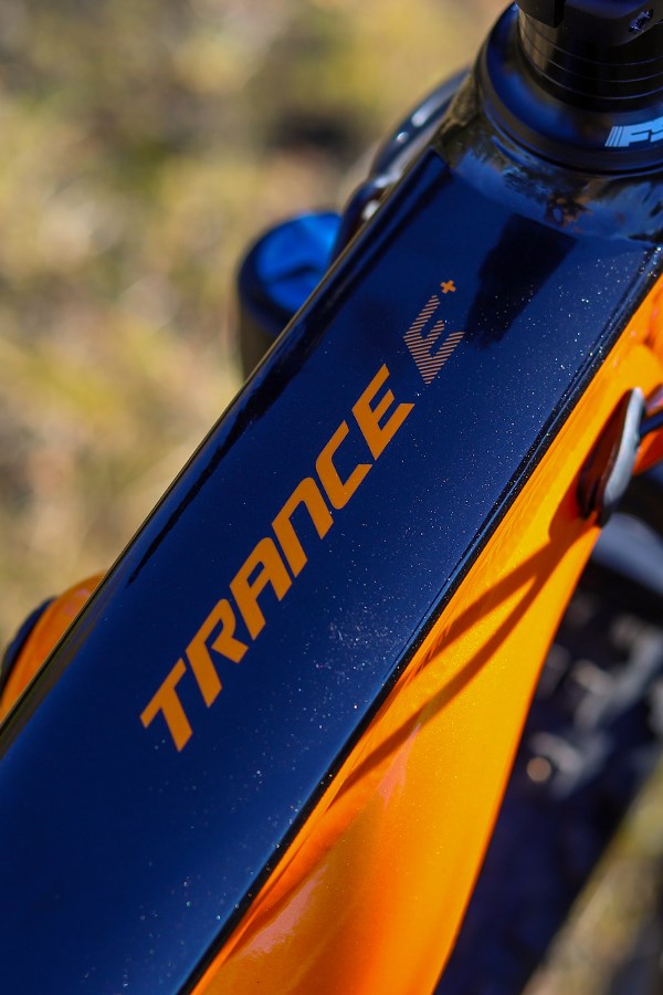 Giant Trance E+ Pro top tube detail