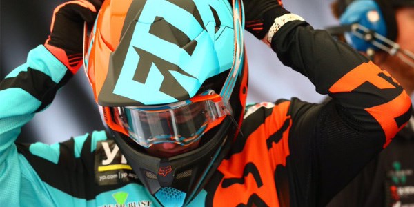 Some brands of helmet and google work together better than others. This rider pairs Oakley goggles with a Fox helmet.