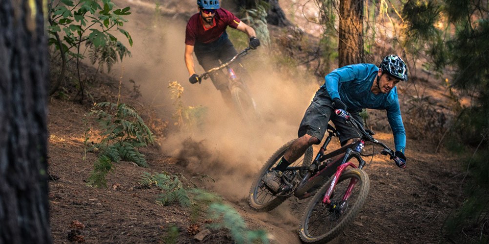 Elite racer Sam Hill riding on Mavic wheels on dry, loose trail