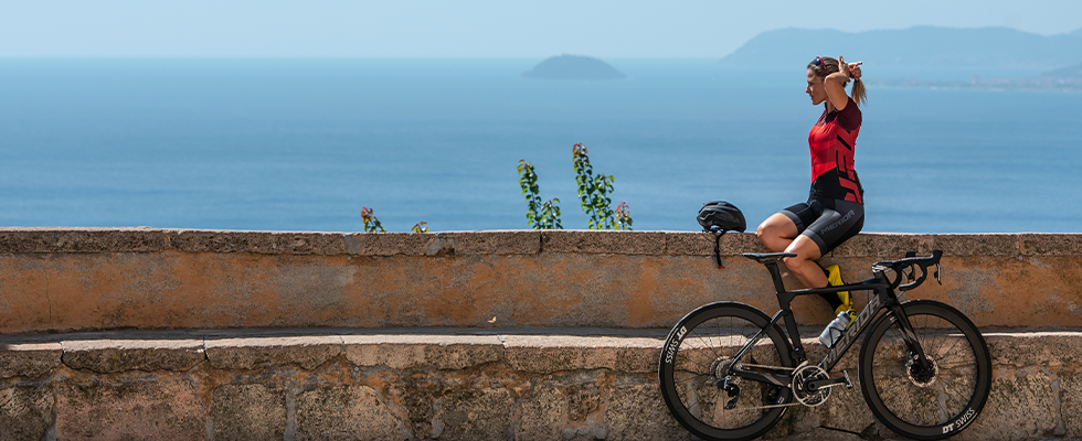 A cyclist takes a break while riding a Merida Reacto