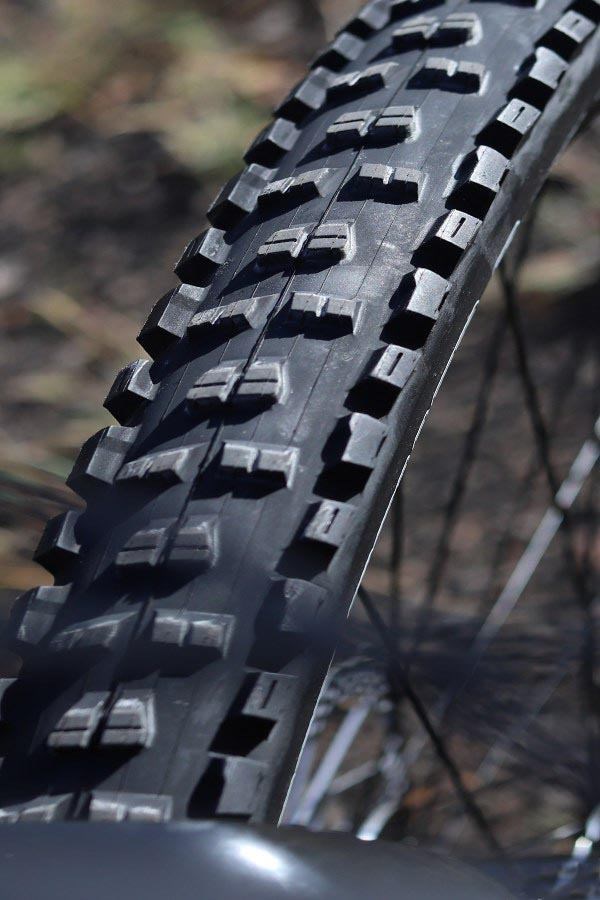 Giant Trance Maxxis High Roller front tyre tread detail