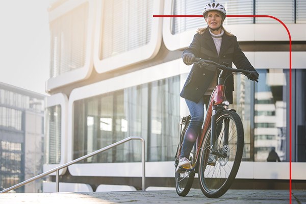 Cycle commuter riding in an urban environment