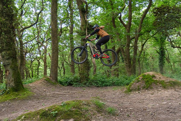Alyssa Podesta jumping Cannondale over gap