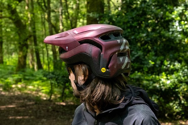 MTB helmet with rear coverage