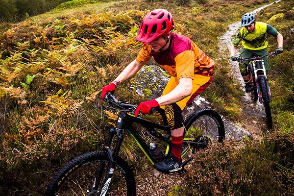 mountain bikers wearing endura singletrack