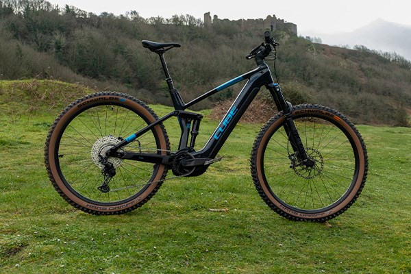 Cube Stereo Hybrid 140 HPC SLX e-bike in front of a castle