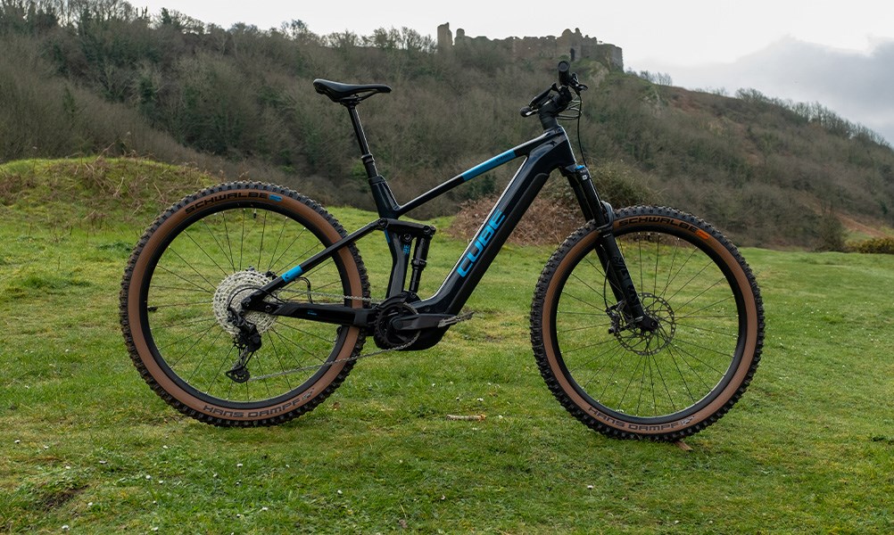 Cube Stereo Hybrid 140 HPC SLX e-bike in front of a castle