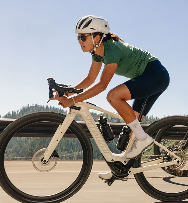 Female cyclist riding the Specialized Creo 2 Expert