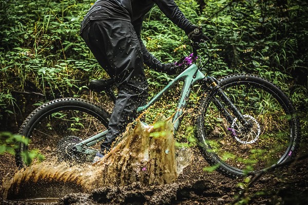 riding mtb through puddle