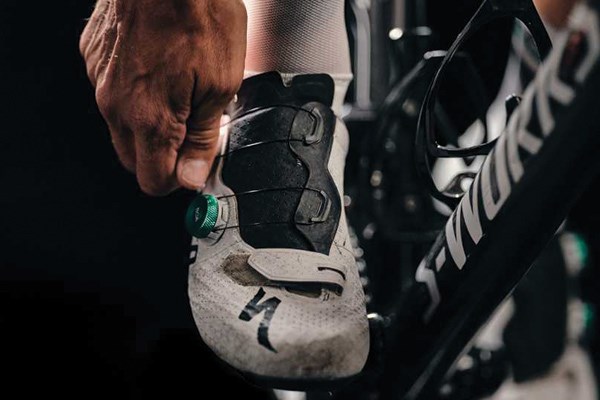 adjusting the BOA dial on road bike shoes