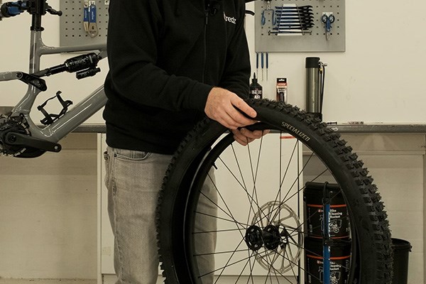 fitting a tubeless tyre on a mountain bike