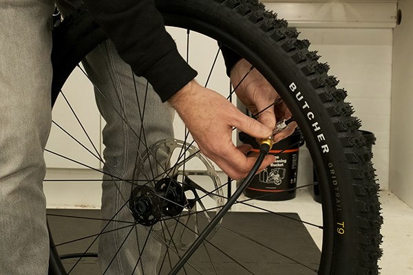 inflating a mountain bike tyre with a tubeless inflator