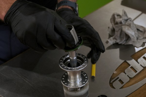 How to Bleed SRAM brakes with the Bleeding Edge port