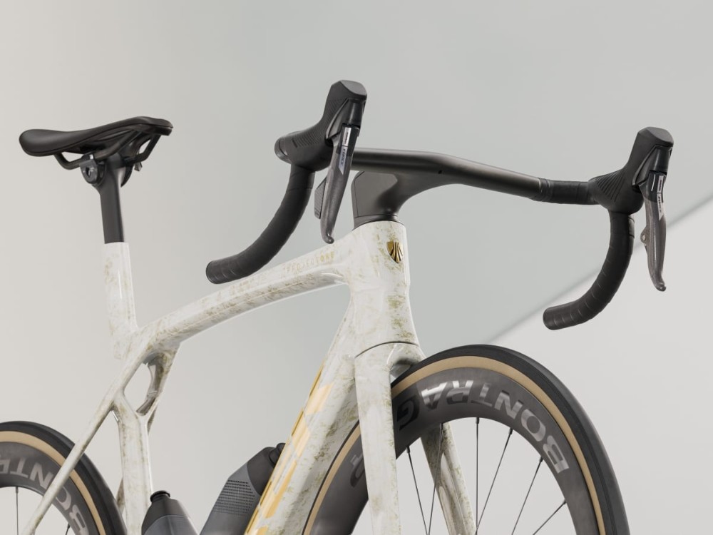 Madone SLR 7 AXS Gen 8 2025 - Road Bike image 2