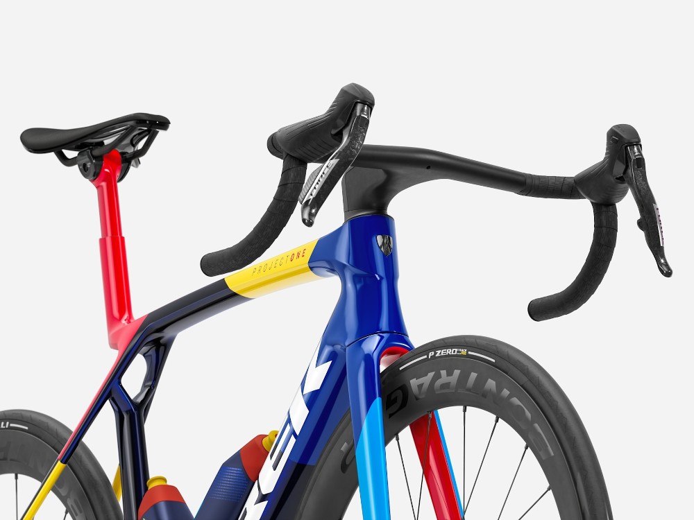 Madone SLR 7 AXS Team Replica 2026 - Road Bike image 2